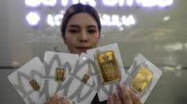 Foto : Tampa salah seorang karyawan memperlihatkan mas antam