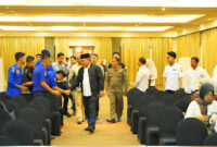 Sekda Muaro Jambi, H. Budhi Hartono, S.Sos, MT saat menyapa peserta Sosialisasi Program KPR.