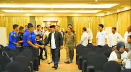 Sekda Muaro Jambi, H. Budhi Hartono, S.Sos, MT saat menyapa peserta Sosialisasi Program KPR.