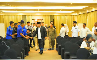 Sekda Muaro Jambi, H. Budhi Hartono, S.Sos, MT saat menyapa peserta Sosialisasi Program KPR.