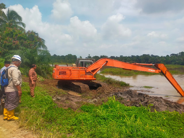 Prosesi normalisasi Danau Riak.