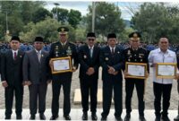 Walikota Sungai Penuh, Alfin saat berfoto bersama dengan pihak penerima penghargaan yang telah berkontribusi bagi Kota Sungai Penuh.