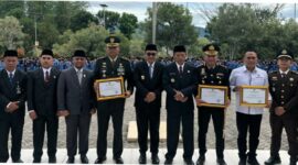 Walikota Sungai Penuh, Alfin saat berfoto bersama dengan pihak penerima penghargaan yang telah berkontribusi bagi Kota Sungai Penuh.