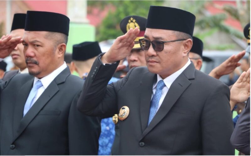 Walikota Sungai Penuh, Alfin dan Bupati Kerinci, Monadi terlihat kompak saat ziarah ke Makam Pahlawan di desa Semumu, Kerinci