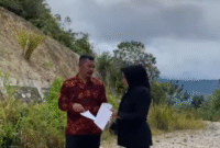 Bupati Kerinci, Monadi didampingi Kadis PUPR Kerinci, Maya Novefry saa meninjau pembangunan Jalan Sungai Tutung-Pungut Mudik.