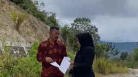 Bupati Kerinci, Monadi didampingi Kadis PUPR Kerinci, Maya Novefry saa meninjau pembangunan Jalan Sungai Tutung-Pungut Mudik.