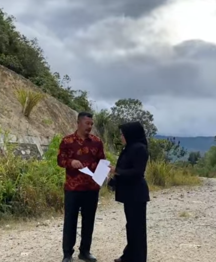 Bupati Kerinci, Monadi didampingi Kadis PUPR Kerinci, Maya Novefry saa meninjau pembangunan Jalan Sungai Tutung-Pungut Mudik.