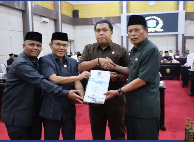 Wakil Wali Kota Sungai Penuh, Azhar Hamzah, menyampaikan pengantar Rancangan Peraturan Daerah (RAPERDA) tentang Anggaran Pendapatan dan Belanja Daerah (APBD) Tahun Anggaran 2026 kepada unsur pimpinan DPRD Sungai Penuh