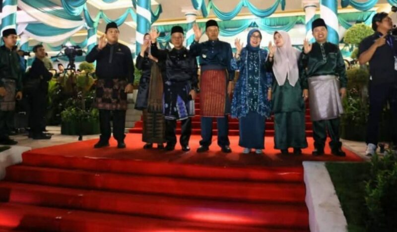 Wakil walikota Sungai Penuh, Azhar Hamzah, dampingi istri,  ketua DPRD Sungai Penuh, Hutri Randa beserta istri serta sekda Sungai Penuh, Alpian