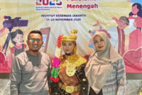 Foto bersama Azalia Illona Putri bersama orang tua.