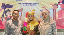Foto bersama Azalia Illona Putri bersama orang tua.