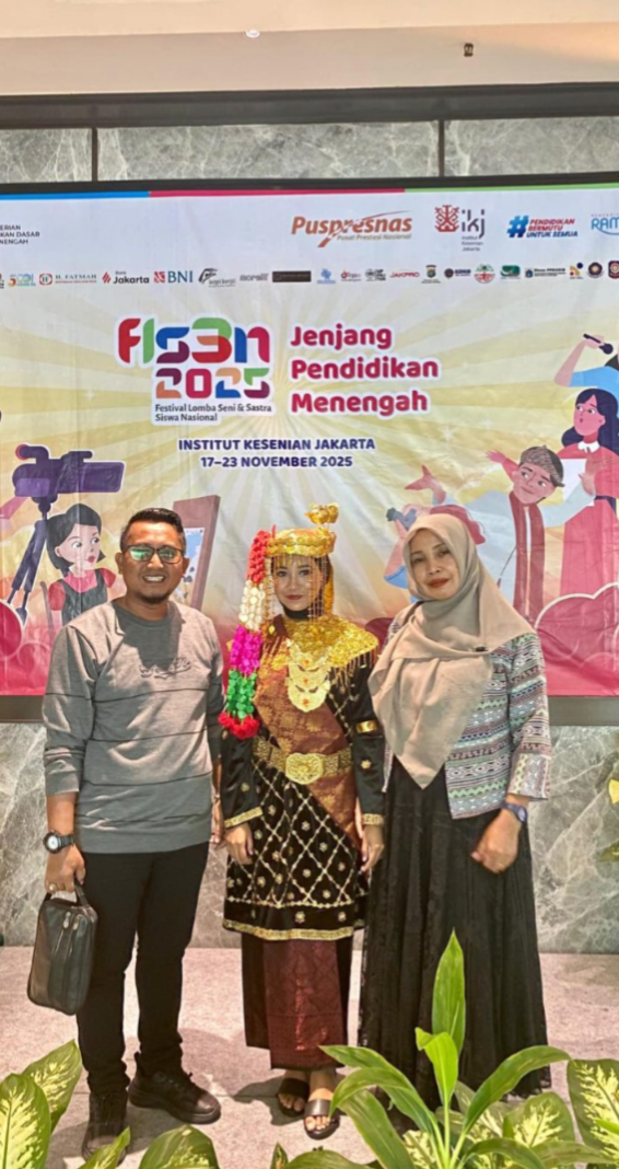 Foto bersama Azalia Illona Putri bersama orang tua.