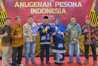 Wakil Bupati Merangin, A Khafid, menerima penghargaan tersebut langsung, didampingi pemilik Farenza Garden, Satia Hadinata,