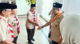 Suasana keakraban usa Walikota Sungai Penuh, Alfin menerima Lencana kehormatan dari Pramuka.