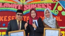 Kadis Kesehatan Kerinci, Hermendizal foto bersama dengan tenaga Nakes yang berhasil memperoleh Penghargaan dari Pemprov Jambi.