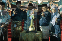 Walikota Jambi, Maulana didampingi Ketua TP PKK Kota Jambi, Nadyiah saat menerima piala dan penghargaan Juara Umum MTQ ke 54 Tingkat Provinsi Jambi