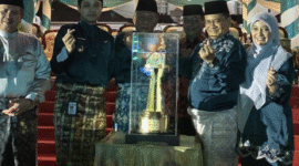 Walikota Jambi, Maulana didampingi Ketua TP PKK Kota Jambi, Nadyiah saat menerima piala dan penghargaan Juara Umum MTQ ke 54 Tingkat Provinsi Jambi