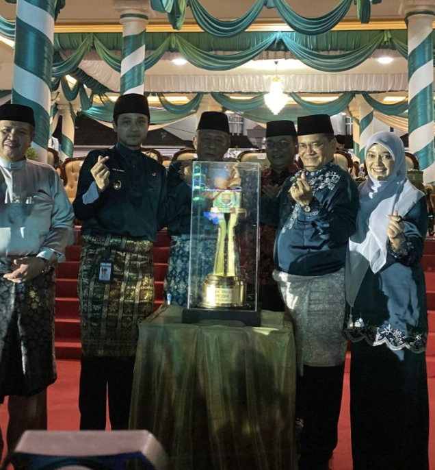 Walikota Jambi, Maulana didampingi Ketua TP PKK Kota Jambi, Nadyiah saat menerima piala dan penghargaan Juara Umum MTQ ke 54 Tingkat Provinsi Jambi