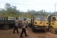 Tampak kendaraan yang diduga digunakan untuk melansir BBM jenis solar yang diamankan polisi.