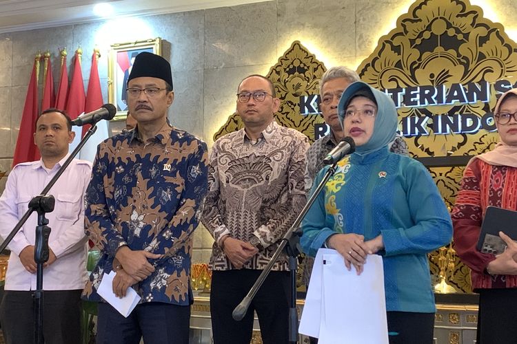 Menteri Sosial Saifullah Yusuf (Gus Ipul) dan Kepala BPS Amalia Adininggar Widyasanti