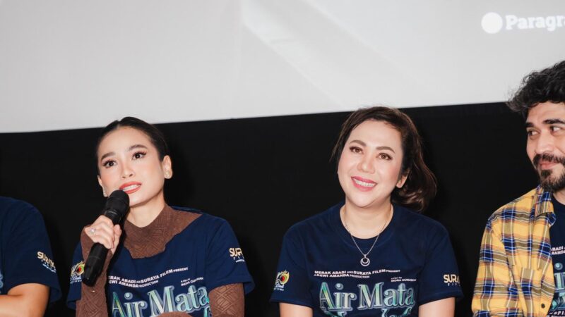 Acha Septriasa membintangi film Air Mata Mualaf karya sineas Indra Gunawan. Ia adu akting dengan Achmad Megantara, Rizky Hanggono, dan Dewi Irawan saat jumpa pers terkait film Air Mata Muallaf.