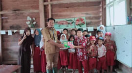 Armani Sosok guru yang mengajar di pelosok Banten yang tidak pernah menyerah