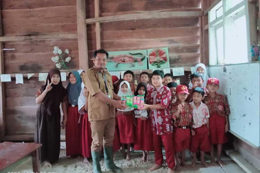 Armani Sosok guru yang mengajar di pelosok Banten yang tidak pernah menyerah