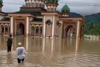 Kondisi banjir yang tampak merendam salah satu masjid di Kerinci