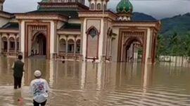 Kondisi banjir yang tampak merendam salah satu masjid di Kerinci
