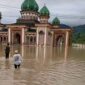 Kondisi banjir yang tampak merendam salah satu masjid di Kerinci