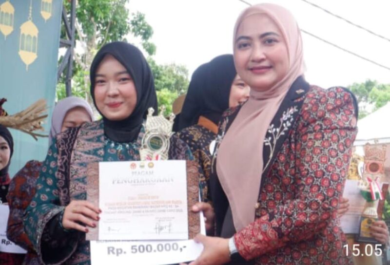Ketua Dekranasda Kabupaten Muaro Jambi, Ririn Novianty, S.E. besama Wakil Ketua Dekranasda, Novi Astrianti secara resmi menutup Bazar Bazar Expo MTQ ke-54.