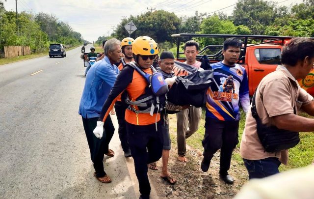 Prosesi Evakuasi jasad Azhar, bocah yang tenggelam di sungai tebo