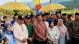 Foto : Bupati dan Wakil Bupati kerinci, Monadi-Murison saat melaksanakan program Bunga Desa di Renah pemetik beberapa waktu lalu.
