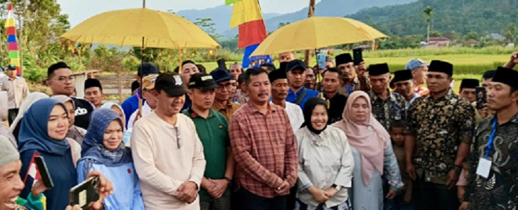 Foto : Bupati dan Wakil Bupati kerinci, Monadi-Murison saat melaksanakan program Bunga Desa di Renah pemetik beberapa waktu lalu.