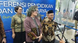 Kanan ke kiri: Menteri Pendidikan Dasar dan Menengah, Abdul Mu'ti; Megan Townes, Canva for Education Asia Pacific-Japan Regional Lead dalam acara konferensi dan gelar karya Guru Hebat, Indonesia Cerdas di Kemendikdasmen, Selasa (11/11/2025). sumber Kompas.com