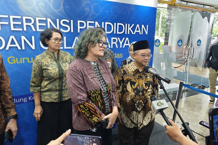 Kanan ke kiri: Menteri Pendidikan Dasar dan Menengah, Abdul Mu'ti; Megan Townes, Canva for Education Asia Pacific-Japan Regional Lead dalam acara konferensi dan gelar karya Guru Hebat, Indonesia Cerdas di Kemendikdasmen, Selasa (11/11/2025). sumber Kompas.com