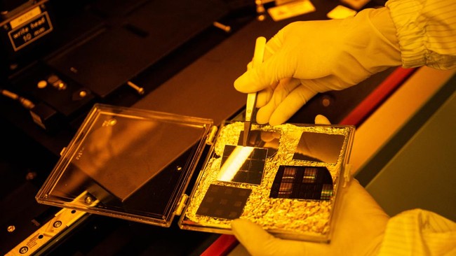 Ilustrasi China Tangguhkan larangan ekspor material serbaguna atau dual-use yang menjadi komponen penting dalam pembuatan chip semikonduktor ke Amerika Serikat.