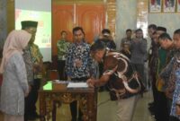 Kepala Dinas Pendidikan dan Kebudayaan Kabupaten Sarolangun, H Arsyad meneken kesepakatan Internal Audit Charter.