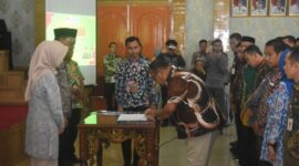 Kepala Dinas Pendidikan dan Kebudayaan Kabupaten Sarolangun, H Arsyad meneken kesepakatan Internal Audit Charter.
