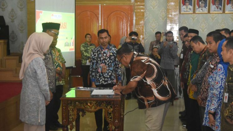 Kepala Dinas Pendidikan dan Kebudayaan Kabupaten Sarolangun, H Arsyad meneken kesepakatan Internal Audit Charter.