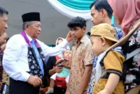 Wakil Gubernur Jambi, Abdullah Sani saat serahkan bantuan Dumisake kepada pelajar pesisir tanjabbar