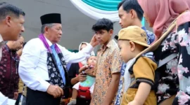Wakil Gubernur Jambi, Abdullah Sani saat serahkan bantuan Dumisake kepada pelajar pesisir tanjabbar