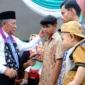 Wakil Gubernur Jambi, Abdullah Sani saat serahkan bantuan Dumisake kepada pelajar pesisir tanjabbar