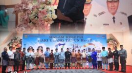 Ketua DPRD bersama Pimpinan dan Anggota DPRD Kota Sungai Penuh bersama istri menghadiri malam resepsi Hari Ulang Tahun (HUT) ke-17 Kota Sungai Penuh