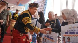 Gubernur Jambi, Alharis Serahkan bantuan Bedah rumah secara simbolis kepada Warga Kerinci