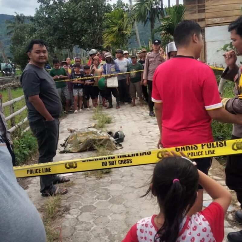 Tampak pihak Polres Kerinci mengamankan TKP penemuan Jasad di Desa Sembilan, Kecamatan Tanah Kampung, Kota Sungai Penuh 