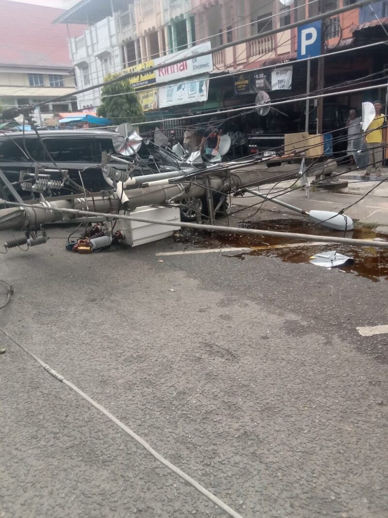 Tampak Tiang PLN di Pasar Bungo Roboh, Akibat penebangan pohon 