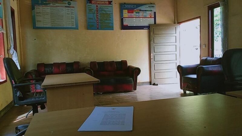 Suasana kantor kades Muara Emat yang mulai membuka pelayanan administrasi kepada masyarakat.