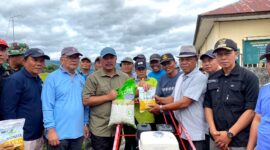 Bupati Kerinci, Monadi didampingi Sekda Kerinci, Zainal Efendi saat menyerahkan bantuan Alsintan Kepada Petani Kemantan