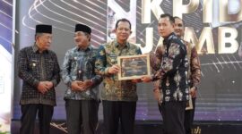 Bupati Muaro Jambi, Bambang Bayu Suseno saat menerima penghargaan dari KPID Provinsi Jambi